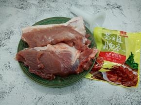 选择猪前腿肉，肥肉少一点，猪肠衣1.5米
