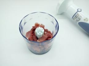 切好的猪肉片放搅拌机