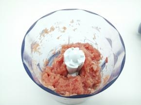 启动搅拌机，搅拌成肉末