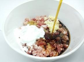 加玉米淀粉30克，芝麻油20克