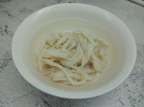 取猪肠衣1.5米，加清水，泡发2-3小时，最后半小时，可以换一下水，加的白酒去除肠衣的味