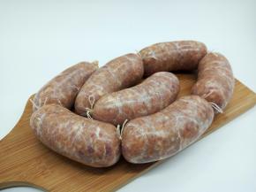 罐好的肠衣，每一节都绑上棉白线，用牙签每节肉肠扎几个小孔，防止煮熟后爆裂，找一个衣架，挂通风地方晾至肠衣表皮干透