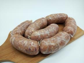 罐好的肠衣，每一节都绑上棉白线，用牙签每节肉肠扎几个小孔，防止煮熟后爆裂，找一个衣架，挂通风地方晾至肠衣表皮干透