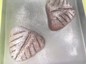 面团发酵至两倍大后，用手按下去有回弹就是发酵好了，过筛适量的干粉，用锋利的刀片割包，具体图案可以按喜欢的样式来割