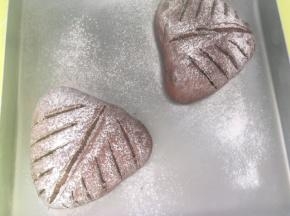 面团发酵至两倍大后，用手按下去有回弹就是发酵好了，过筛适量的干粉，用锋利的刀片割包，具体图案可以按喜欢的样式来割