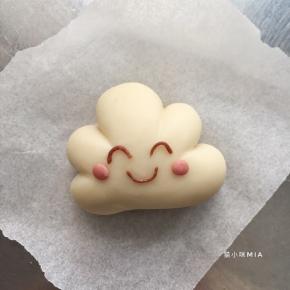 面团表面沾少许牛奶，帮助粘贴装饰的表情，将棕色面团搓细，用牙签铺助，粘出想要的表情，粉色部分做成腮红