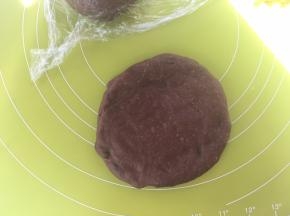 之后用擀面杖轻轻擀成圆片，小心不要漏出葡萄干