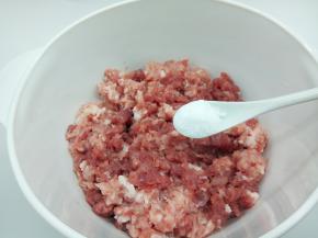 肉末加细盐五克