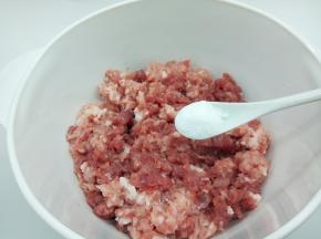 肉末加细盐五克