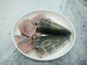 选择黑鱼一条（大约一斤左右）顺着鱼背开把鱼分成三部分，鱼片两片，鱼骨一片。鱼头对半切开，鱼骨头切寸断