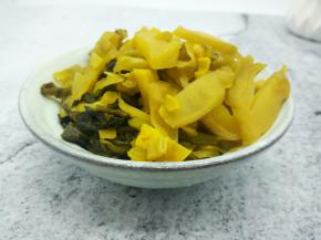 酸菜清洗一下，切段