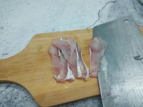 片去鱼片上的鱼刺，斜刀片成鱼片