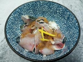 鱼片加盐半勺，料酒一勺，十三香半勺，淀粉半勺，抓上劲，腌制会