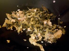 锅加油烧热，放蒜泥炒香，放入酸菜炒出香味，盛盘，