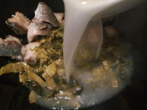 加一碗高汤，还有炒好的酸菜，大火烧开