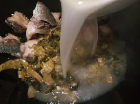 加一碗高汤，还有炒好的酸菜，大火烧开