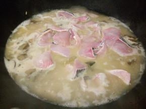 放鱼肉，开大火煮透，可以适当加点鸡粉，