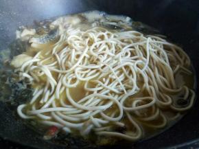 待鱼片熟了，加面条煮