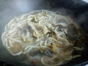 面条本身是熟的，加热就可以起锅了