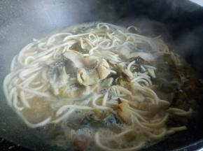 面条本身是熟的，加热就可以起锅了