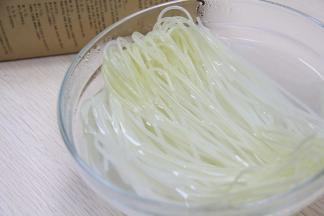 将干米粉放入冷水浸泡10分钟左右，或将米粉放入沸水浸泡5分钟。