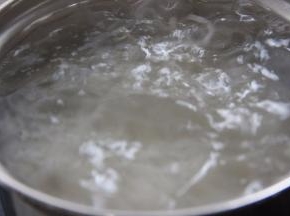 将泡好的米粉放入沸水中煮10分钟感觉酥软可用筷子轻松夹断即可捞出。