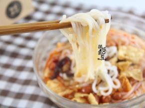 将酱包兑上半碗水（约500毫升）煮开，小火维持2分钟，把配菜包、煮好的青菜（自备）加入盛粉的碗中，倒入煮号的螺丝汤，加入的辣椒油，搅拌均匀即可食用。