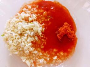 我用的奥尔良烤鸡翅的腌料，把蒜泥，腌料加一点清水混合均匀