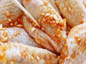 放入鸡翅，用牙签在鸡翅表面扎洞，用手反复给鸡翅按摩，然后腌制四小时以上，最好过夜腌制