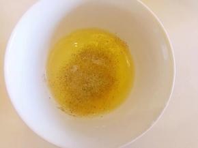 鸡蛋打散，加一点盐和黑胡椒粉