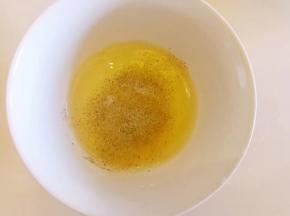 鸡蛋打散，加一点盐和黑胡椒粉