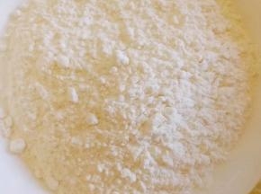 面粉倒在碗里