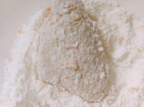 腌制好的鸡翅在面粉里面裹一下，同时预热烤箱，上下火200度十分钟左右