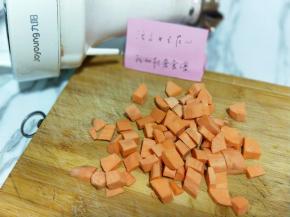红薯去皮，洗干净，切丁。