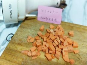 红薯去皮，洗干净，切丁。