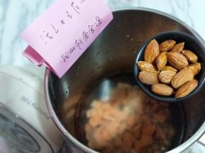 加入杏仁。(用杏仁粉也可以)