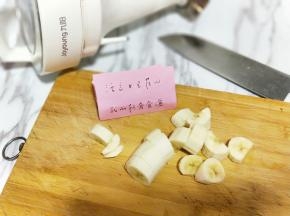 香蕉去皮，切小块。