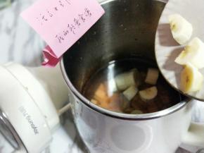 将切好的香蕉倒入豆浆机中。