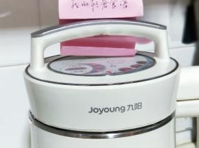 将豆浆机链接电源。启动豆浆模式，坐等就可以了哈！