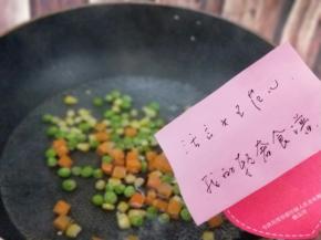 将田园彩蔬焯水，水烧开后下入彩蔬，2分钟后捞出淋干水份。