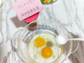 鸡蛋敲器具中，加入适量盐，用手动打蛋器打至均匀。