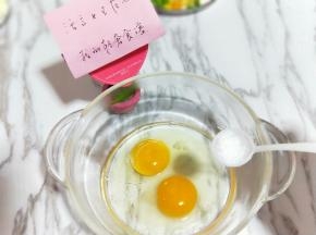 鸡蛋敲器具中，加入适量盐，用手动打蛋器打至均匀。