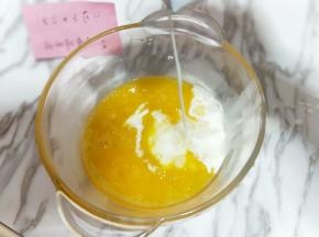 加入牛奶。(牛奶量根据个人胃口，也就是根据你想做几张饼来增加)