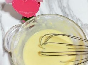 用手动打蛋器打均匀。