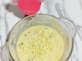 加入马苏里拉芝士，抽打均匀。