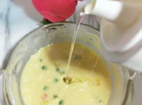 再加入玉米油。