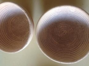 分割成两份 滚圆 松弛15分钟 整形 放入撒粉的发酵篮里   需要割口的收口朝上  不需要割口的 收口向下放入篮中