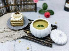 搭配一块小蛋糕，美味早餐～