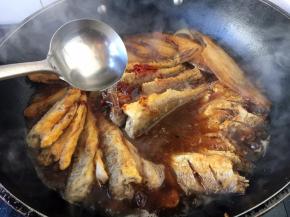 放入适量的开水。