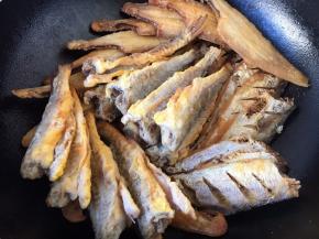 将三种小鱼放入锅里。